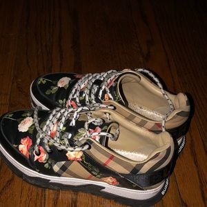 I’m am selling Burberry shoes used